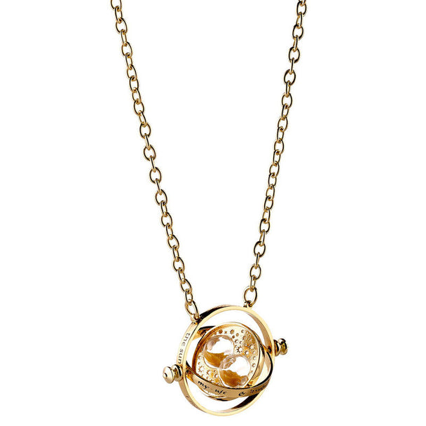 Détail du charm rotatif du collier Time Turner plaqué or, montrant le sablier en mouvement