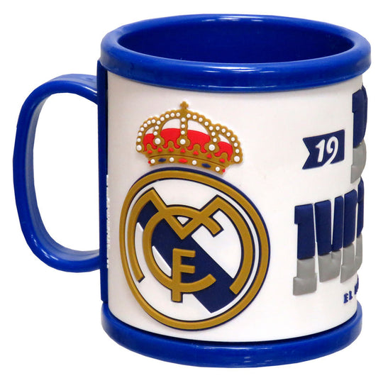 Vue rapprochée du mug Real Madrid en caoutchouc montrant les détails du logo et la texture du matériau