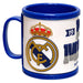 Vue rapprochée du mug Real Madrid en caoutchouc montrant les détails du logo et la texture du matériau