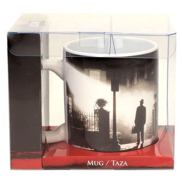 Vue de côté du mug The Exorcist Poster montrant le design détaillé et les couleurs vives