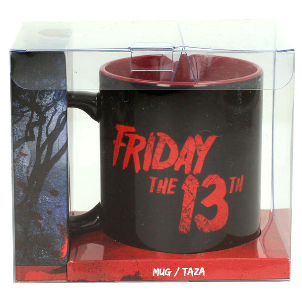 Vue latérale du mug Friday the 13th montrant le détail du logo SD TOYS et la finition brillante