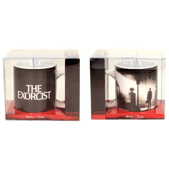 Mug The Exorcist Poster posé sur une table, mettant en valeur sa finition brillante et sa forme ergonomique