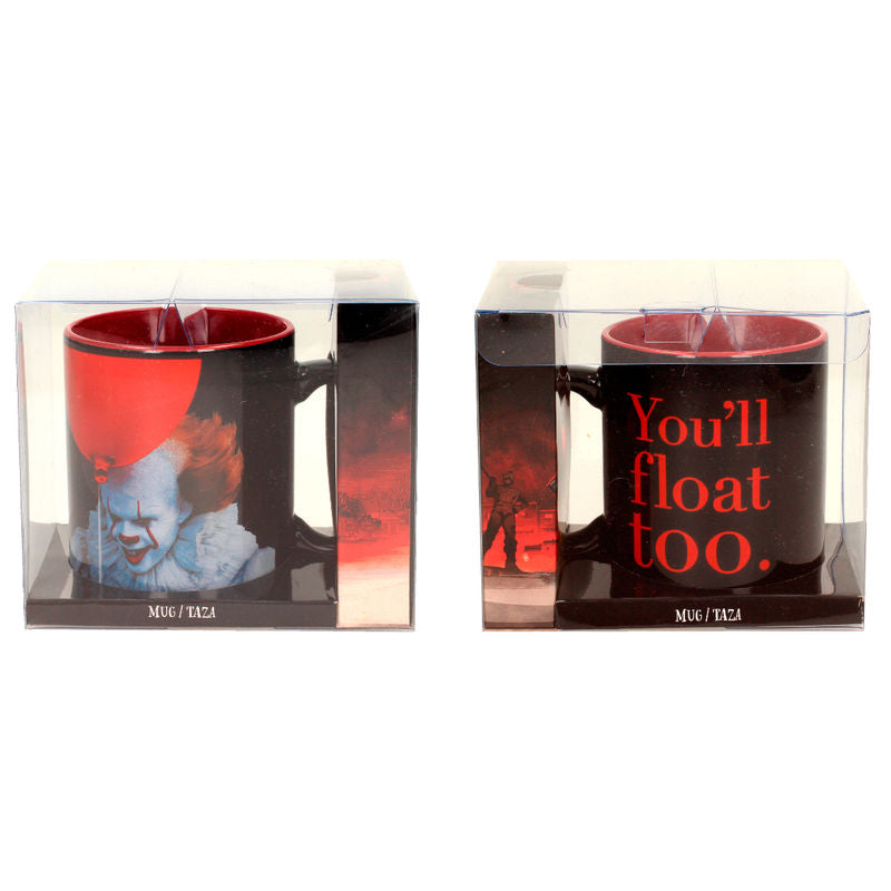 Photo du mug Pennywise It 2017 rempli de café, prêt à être utilisé lors d'une pause