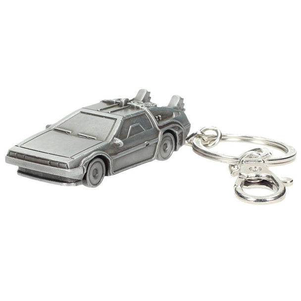 Détail du porte-clés métal 3D Delorean Retour vers le Futur montrant la finition et l’anneau d’accroche solide