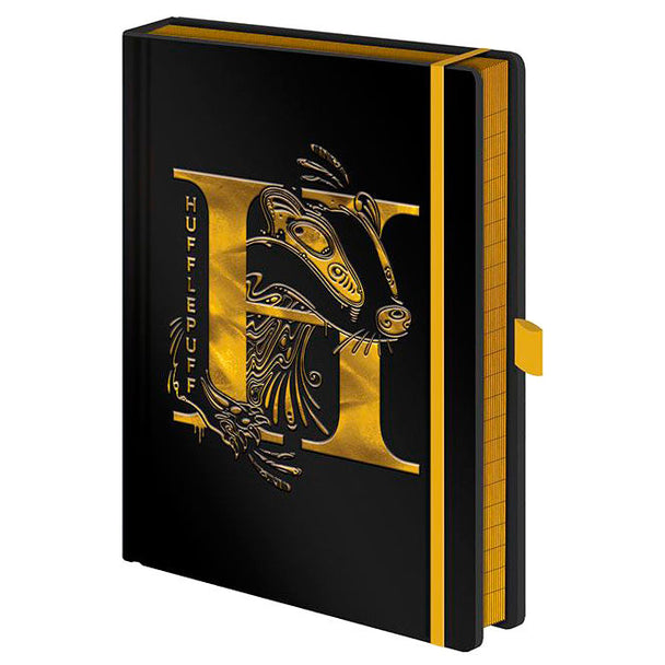 Cahier A5 premium Harry Potter Hufflepuff de la marque PYRAMID avec couverture jaune et noir, format 14,8x21cm.