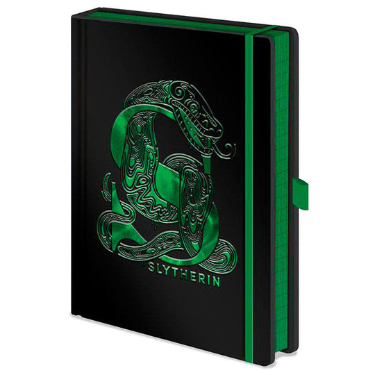 Cahier premium Harry Potter Slytherin au format A5 avec couverture verte et logo de la maison Slytherin.