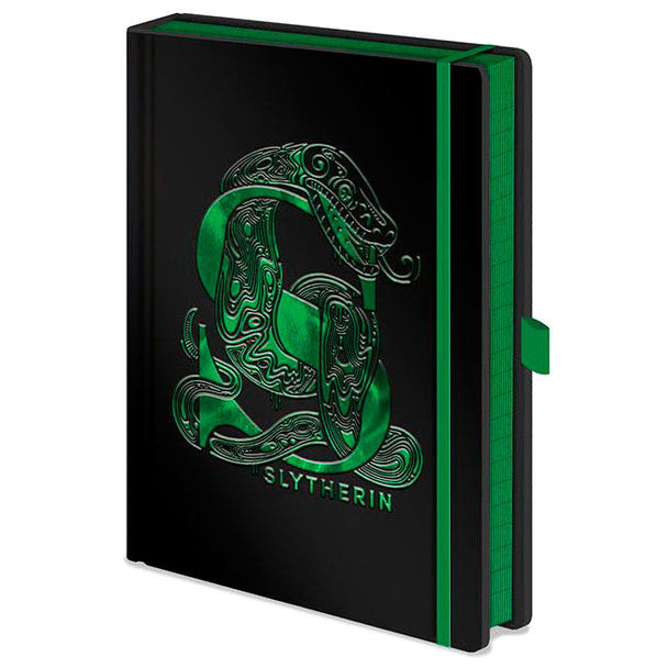 Cahier premium Harry Potter Slytherin au format A5 avec couverture verte et logo de la maison Slytherin.