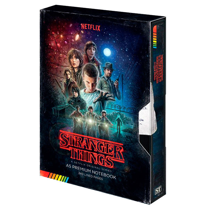 Cahier Stranger Things VHS format A5 avec couverture rigide en simili cuir noir embossé et logo PYRAMID visible sur la tranche.