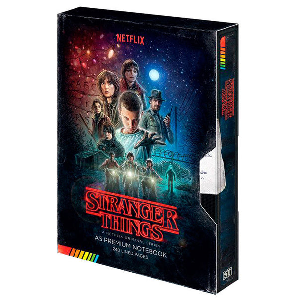 Cahier Stranger Things VHS format A5 avec couverture rigide en simili cuir noir embossé et logo PYRAMID visible sur la tranche.