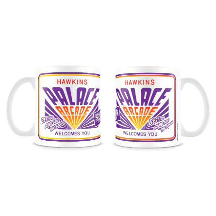 Détail du mug Stranger Things signé PYRAMID montrant le logo Hawkins Palace Arcade et la finition céramique