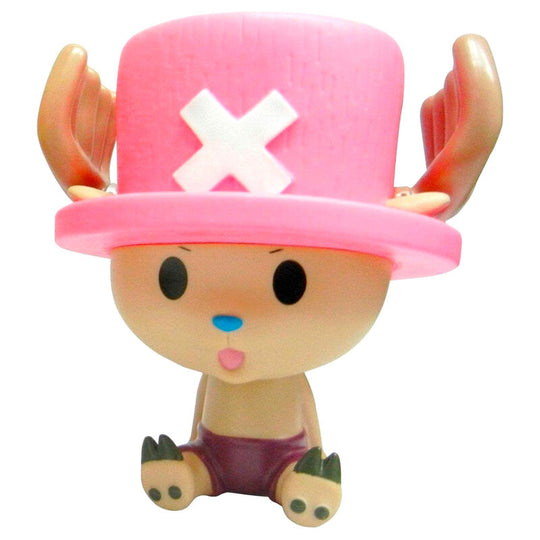 Figurine tirelire Chopper Chibi de 16 cm en PVC, modèle officiel Plastoy inspiré de One Piece, vue de face avec détails colorés.
