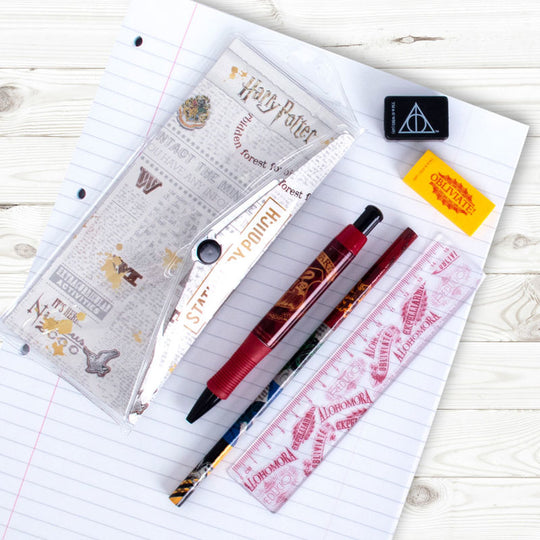 Trousse papeterie Harry Potter 5 pièces avec stylo, crayon, gomme, règle et taille-crayon posée sur fond blanc