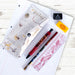 Trousse papeterie Harry Potter 5 pièces avec stylo, crayon, gomme, règle et taille-crayon posée sur fond blanc