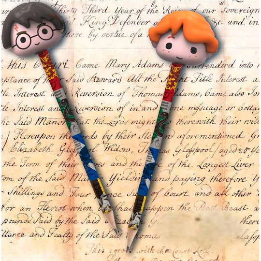 Set de 2 crayons Harry Potter avec gommes 3D colorées sur fond blanc, vue de face