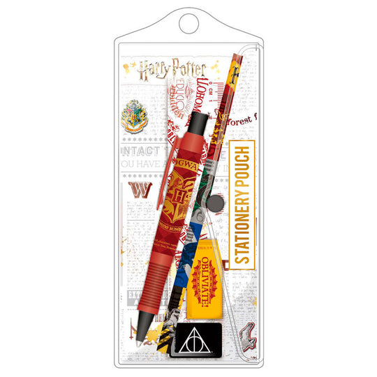 Vue rapprochée des accessoires papeterie Harry Potter inclus dans la trousse, montrant les détails du design