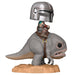Figurine POP FUNKO de The Mandalorian sur sa monture Blurg vue de face avec détails précis
