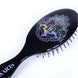 Vue latérale de la brosse à cheveux Harry Potter avec design inspiré de Poudlard
