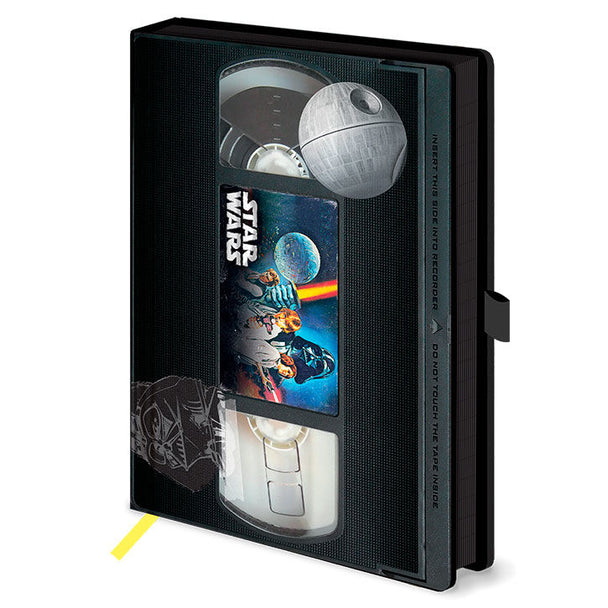 Carnet premium Star Wars au format A5 avec couverture VHS vintage, vue de face montrant le design unique