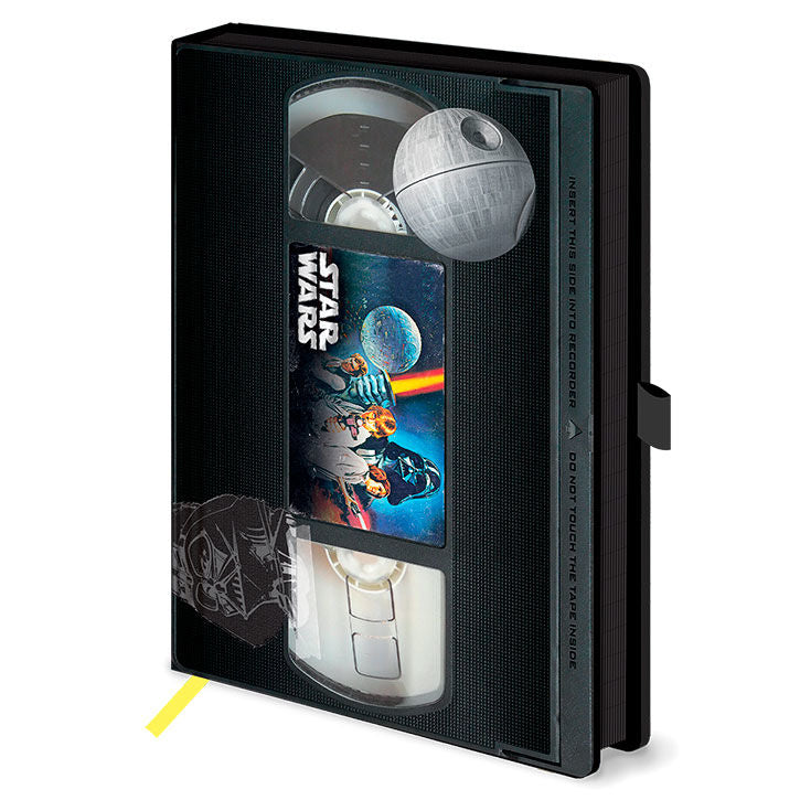 Carnet premium Star Wars au format A5 avec couverture VHS vintage, vue de face montrant le design unique
