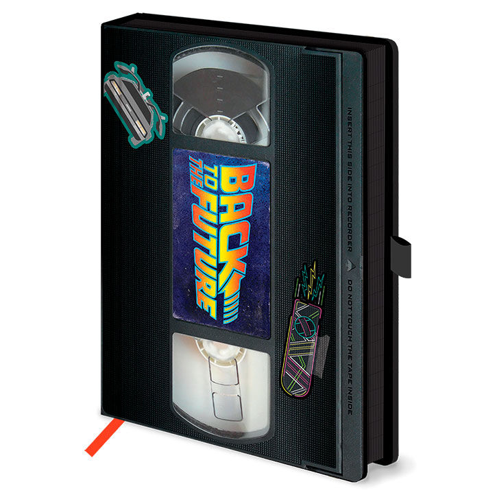 Cahier premium A5 Back to the Future en design VHS avec couverture rigide signée PYRAMID