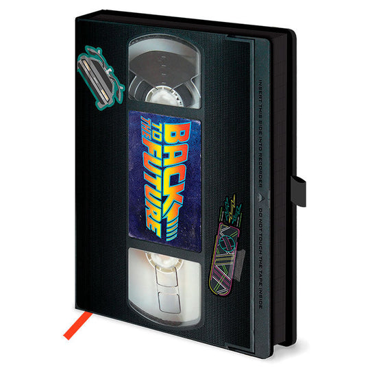 Cahier premium A5 Back to the Future en design VHS avec couverture rigide signée PYRAMID