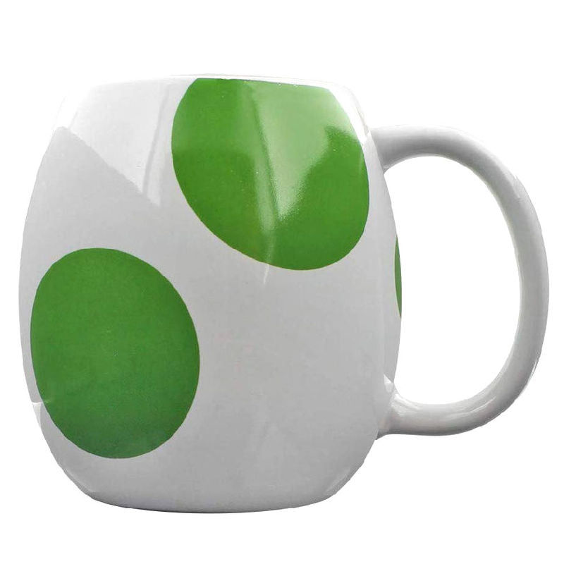 Mug Nintendo Super Mario Bros Yoshi Egg posé sur une table, montrant son volume et sa qualité.