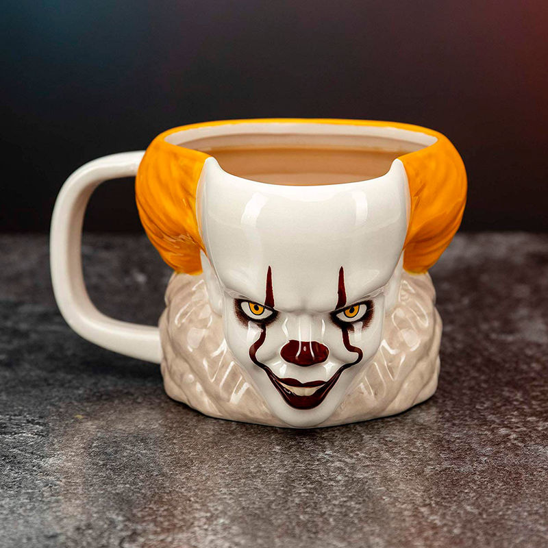 Ensemble des quatre images du mug IT Pennywise présentant différents angles et détails du produit