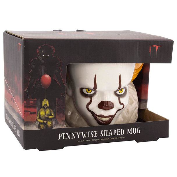 Vue latérale du mug IT Pennywise montrant les détails précis du costume et du visage