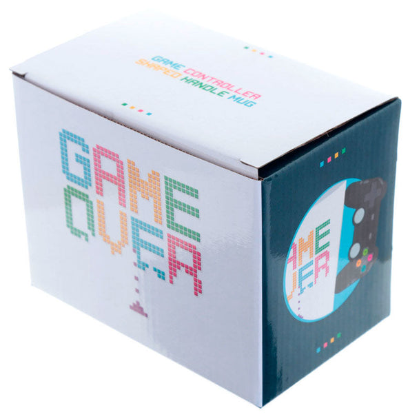 Mug Game Over PUCKATOR avec poignée en forme de manette vue de face sur fond blanc