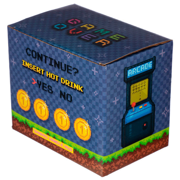 Mug Game Over avec poignée joystick arcade vue de face sur fond blanc