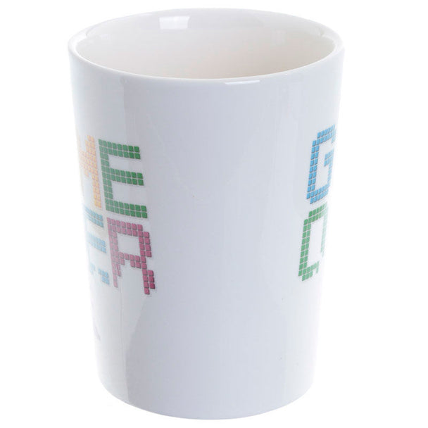 Détail de la poignée manette du mug Game Over montrant ses boutons colorés