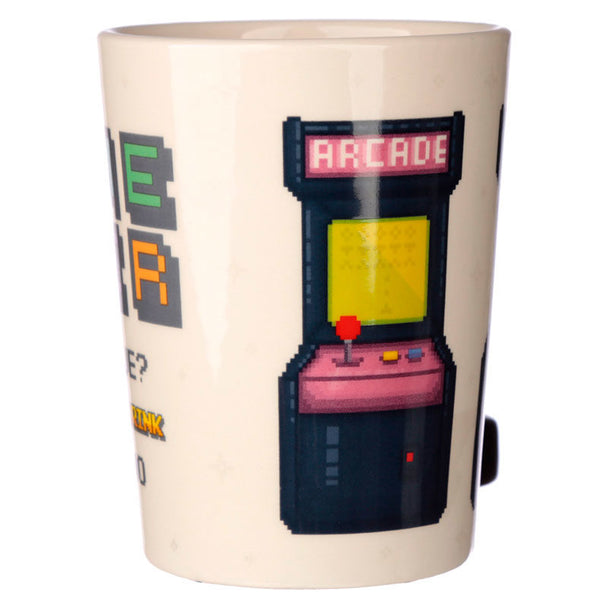 Détail de la poignée joystick rouge en forme de manette arcade du mug PUCKATOR