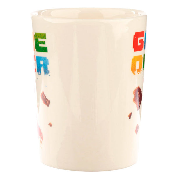 Vue latérale du mug avec poignée manette, céramique blanche et détails colorés