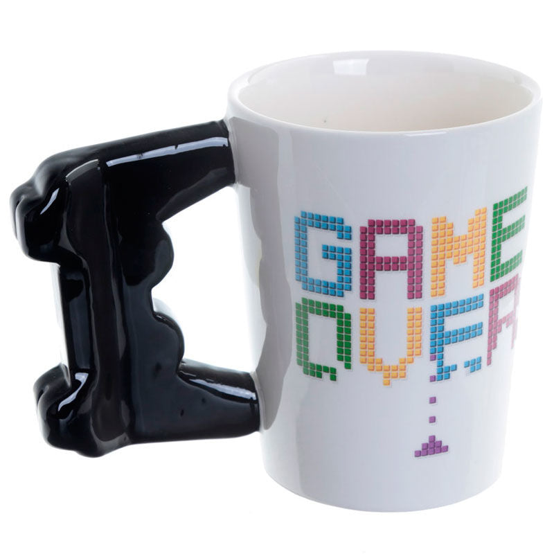 Vue latérale du mug Game Over mettant en valeur sa forme ergonomique et sa poignée unique