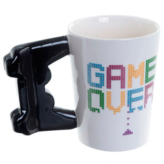 Vue latérale du mug Game Over mettant en valeur sa forme ergonomique et sa poignée unique