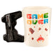 Gros plan sur la poignée en forme de manette de jeu vidéo ergonomique du mug