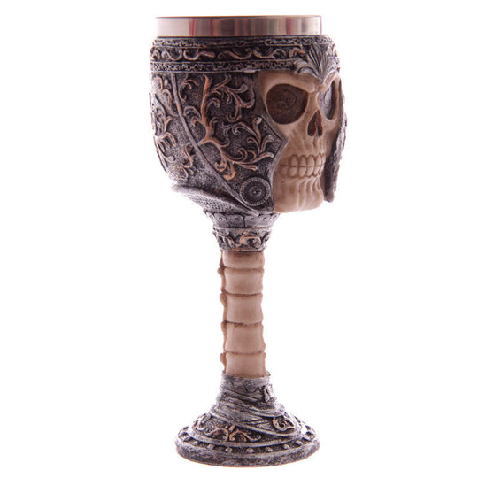 Gobelet Skull Warrior gothique PUCKATOR en résine avec un motif de crâne détaillé sur fond sombre