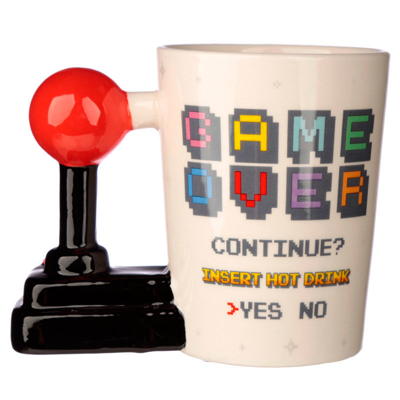 Vue rapprochée du design coloré Game Over imprimé sur le mug en céramique