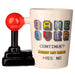 Vue rapprochée du design coloré Game Over imprimé sur le mug en céramique
