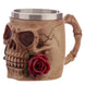 Vue latérale de la choppe Skulls and Roses mettant en valeur sa forme et ses motifs gothiques.