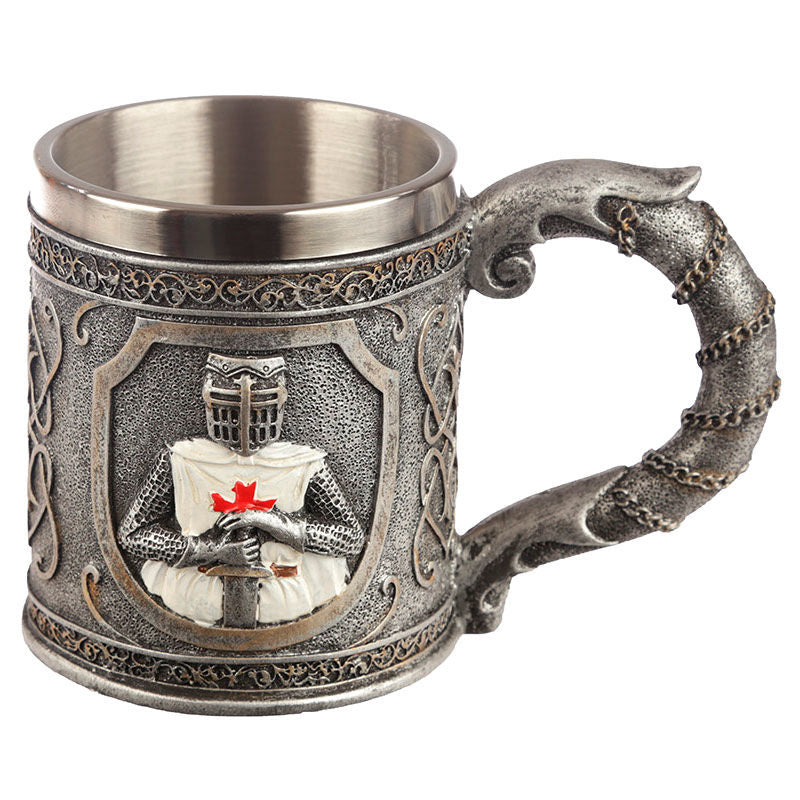Vue latérale de la chope chevalier croisé, exposant les détails de l'armure et la finition en acier inoxydable.