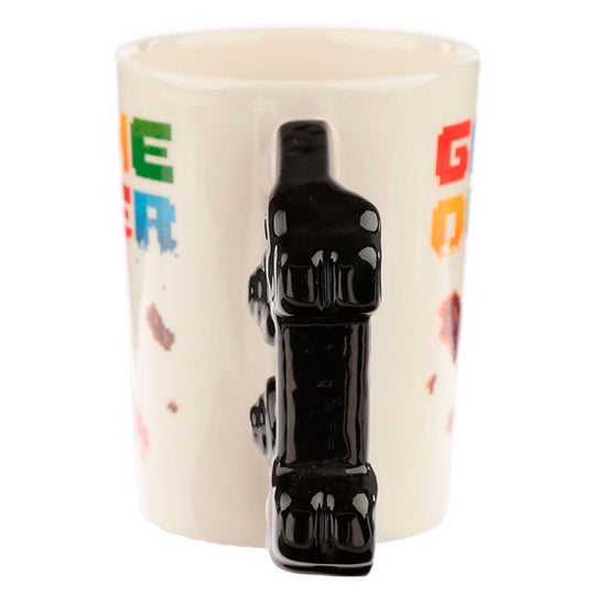 Mug Game Over posé sur une table avec fond de console de jeu vintage
