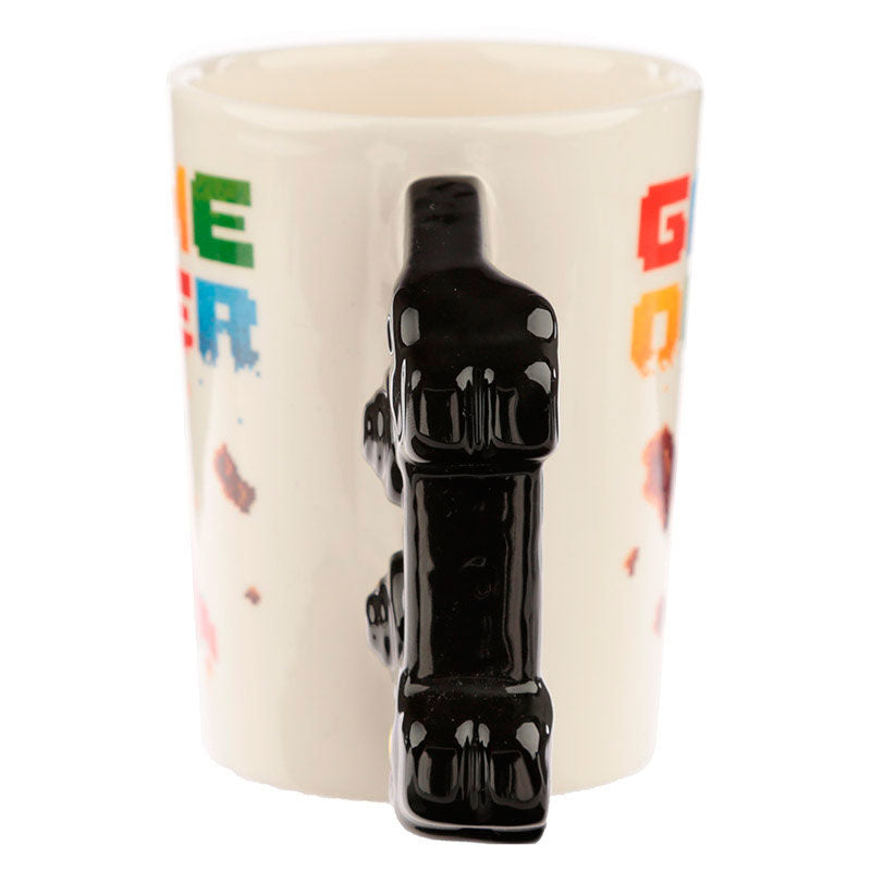 Mug Game Over posé sur une table avec fond de console de jeu vintage