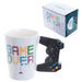 Photo rapprochée des inscriptions Game Over sur le mug en céramique blanche