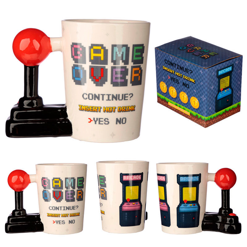 Mug joystick arcade rempli de café chaud avec vapeur s'échappant
