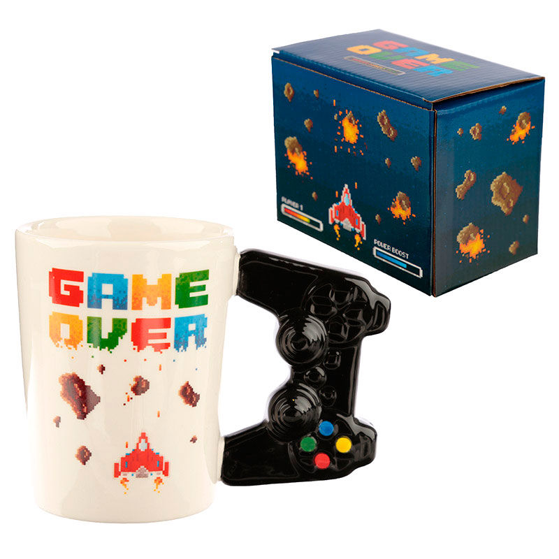 Vue du dessus montrant l’ouverture large du mug en forme de manette de jeu