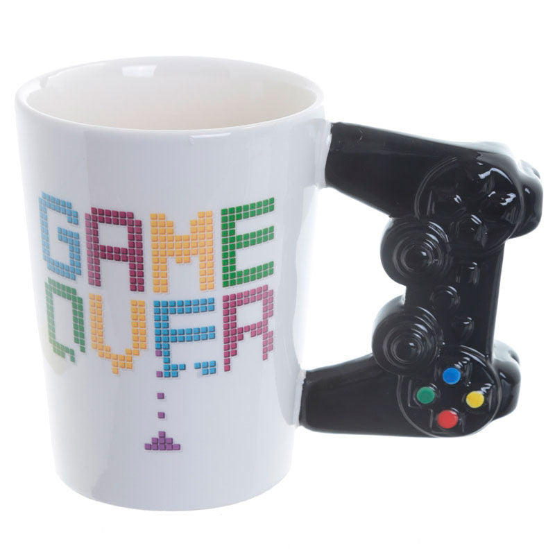 Mug Game Over posé sur une table avec une lumière naturelle soulignant son design original