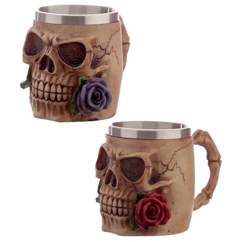 Choppe Skulls and Roses posée sur une table en bois, illustrant son usage décoratif.