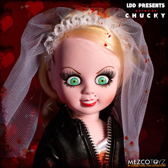 Vue rapprochée de la tête de la figurine Chucky avec expression menaçante