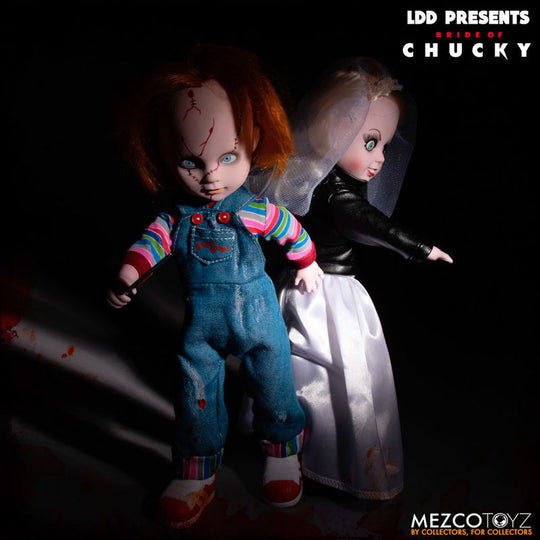 Les deux figurines Chucky et Tiffany posées côte à côte sur fond neutre